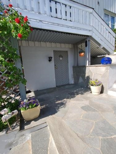 Koselig liten leilighet med hyggelig uteplass