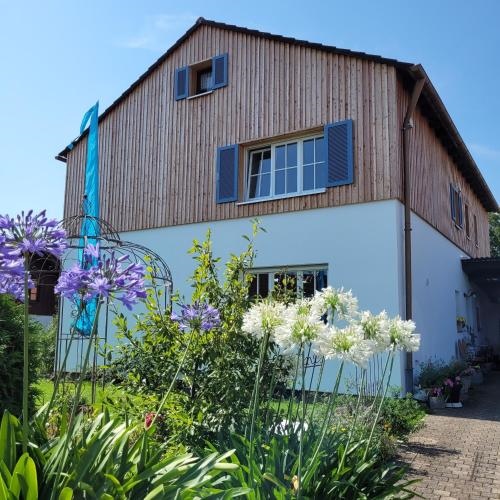 Haus mit stilvoller Ferienwohnung und Tiny House nahe Ammersee fur 2-6 Personen