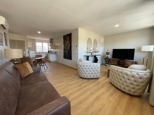 Yves Saint Laurent/ Coco Chanel