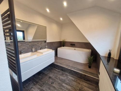 Ferienwohnung am See Dillich Eigener Garten Ruhige Lage Natur vor der Haustur