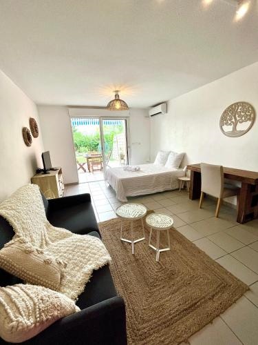 Grand studio de standing avec jardin et terrasse