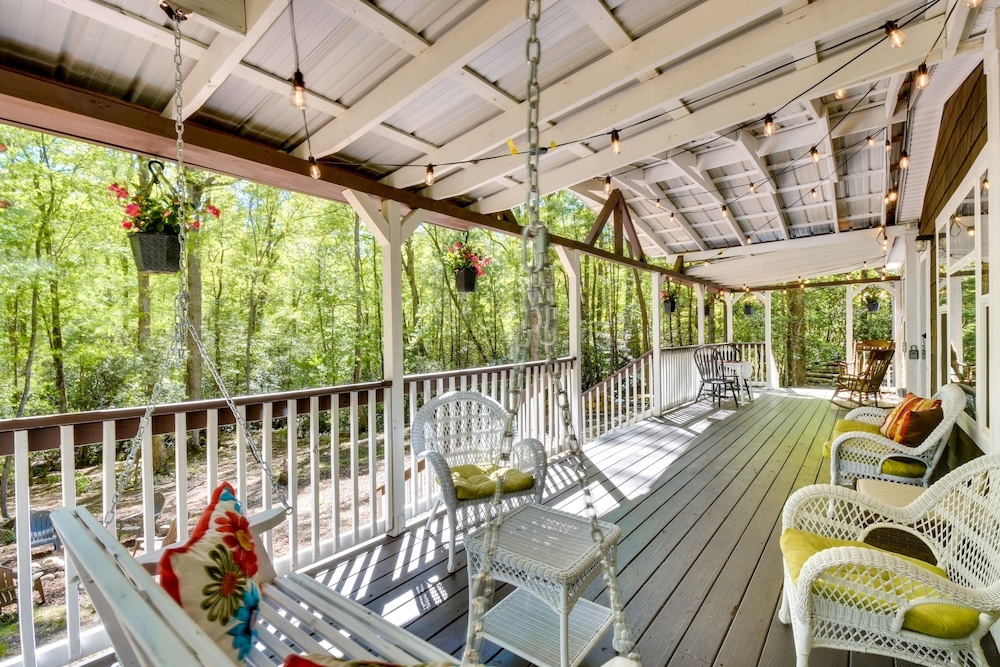 8 Mi to Helen: Sautee Nacoochee Home w/ Hot Tub