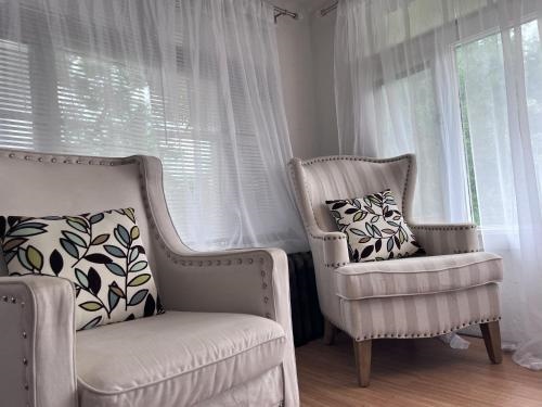 Charming 3 Bedroom Cottage Apartment in a Tudor-Style Home