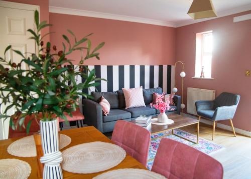 4x Bed Elegant Home with Parking