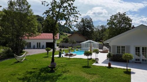 Luxus Bungalow mit Pool im Chiemgau