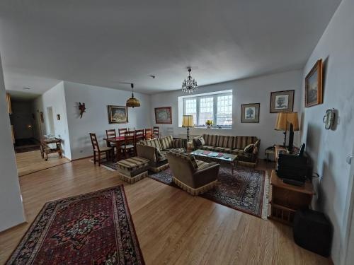 Apartment O3 - Gehobene 6-Zimmer Wohnung 175qm fur 1-7 Personen 2x DZ 3x EZ
