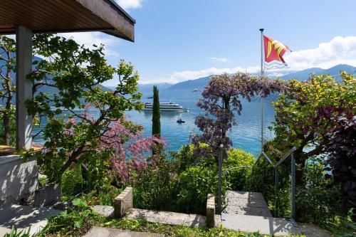 Villa with pool garden & direct at lake