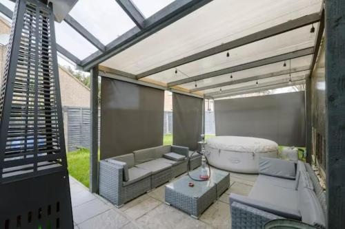 Modern House with relaxing Hot tub