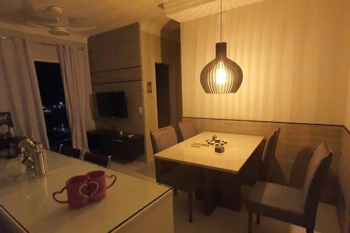 AP bem completo e de bom gosto 2 quartos 1 suite