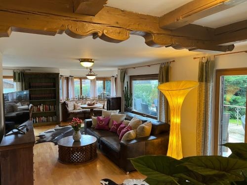 Alpen Suite Tegernsee große Sonnenterasse und idyllischer Garten