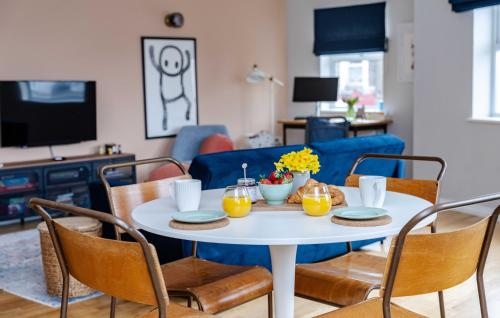 Modern Apartment near Old Town with Parking