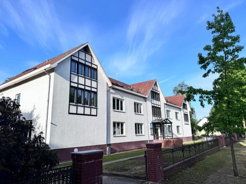 FC-Apartmenthaus Falkensee mit großem Garten und PKW Stellflachen