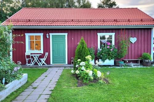 Cabin located in a traditionally Swedish setting