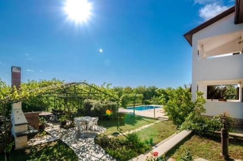 Attraktive Wohnung Mit Privatem Pool