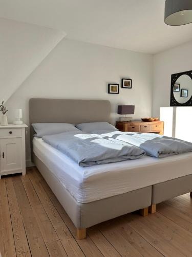 3 Zimmer-Kuche-Bad Wohnung im Dachgescho? eines kernsanierten 3 Familienhauses