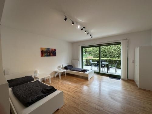 Unterkunft an der A1 zentral zu Lubeck und Hamburg Parkplatz Terrasse
