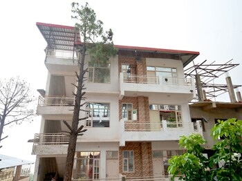 Oyo 13433 Home Kasauli View 2Bhk Dharampur