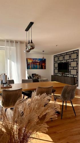 AMAO-Pearl I Comfort Suite I 94qm I KingSize-Bett I Exklusiv mit Balkon & Tiefgarage I Aufzug