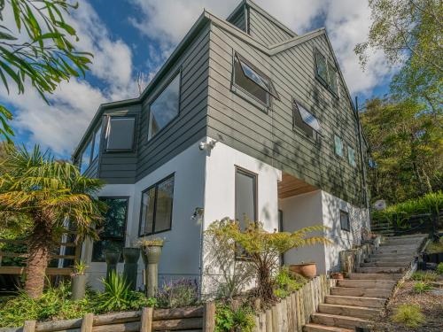 Hillside Haven Tairua Holiday Home