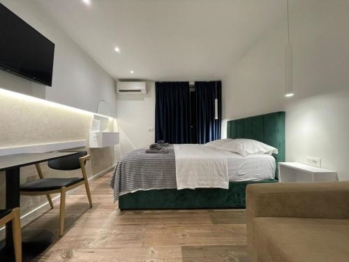 Enjoy Travel Le petite Central Studio Apartments