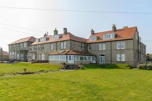Near Beach - Sea View - Sleeps 6 - Parking