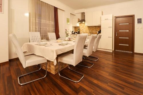 Edles, vollausgestattes Apartment fur 5 Personen mit WLAN, vollausgestatteter Kuche, Waschmaschine und Trockner