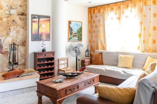 Lyra's Beachfront Home In Agia Pelagia