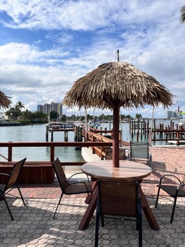 Blue Heron Bridge Hotel & Dive Club