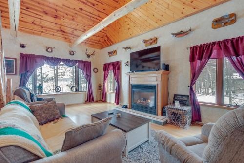 Lakefront Rhinelander Retreat W/ Private Hot Tub!
