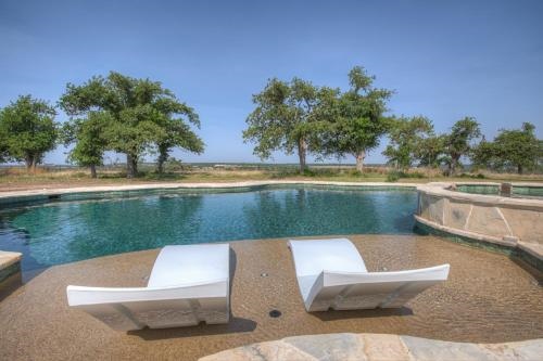 Luxury Ranch With Pool-Hot Tub-Firepit Near Fred!