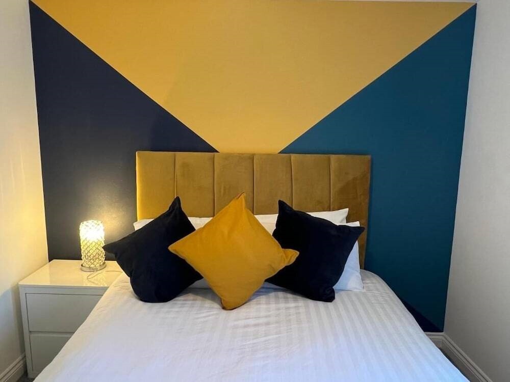 Lovely 2 Bedroom Apartment, 2 Bathrooms Parking