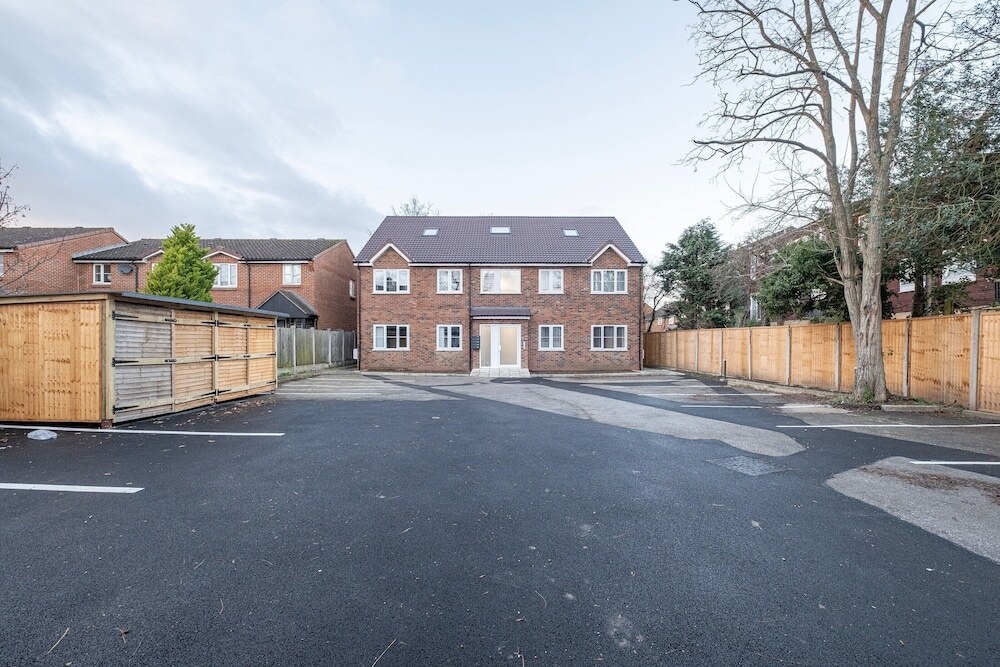 Pinewood 1 &2 Bedroom Apt. By Arista Living