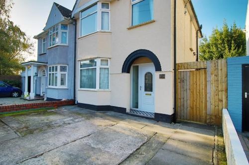 Bellevue by Tŷ SA -Modern 3BR in Newport