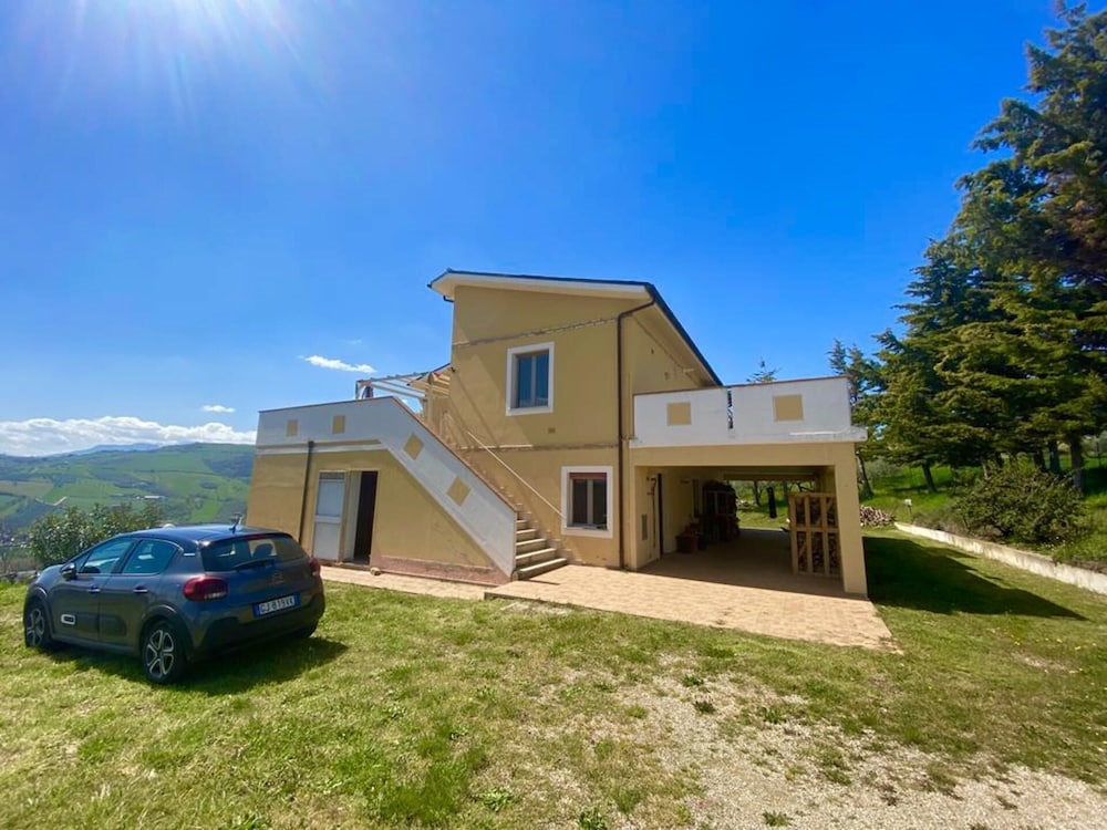 Beautiful Mountain View Home In Castilenti
