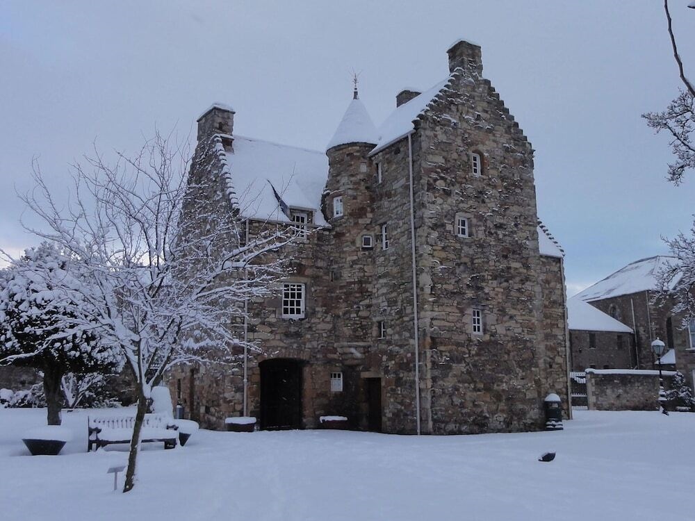 Attractive Cottage In Garden Grounds