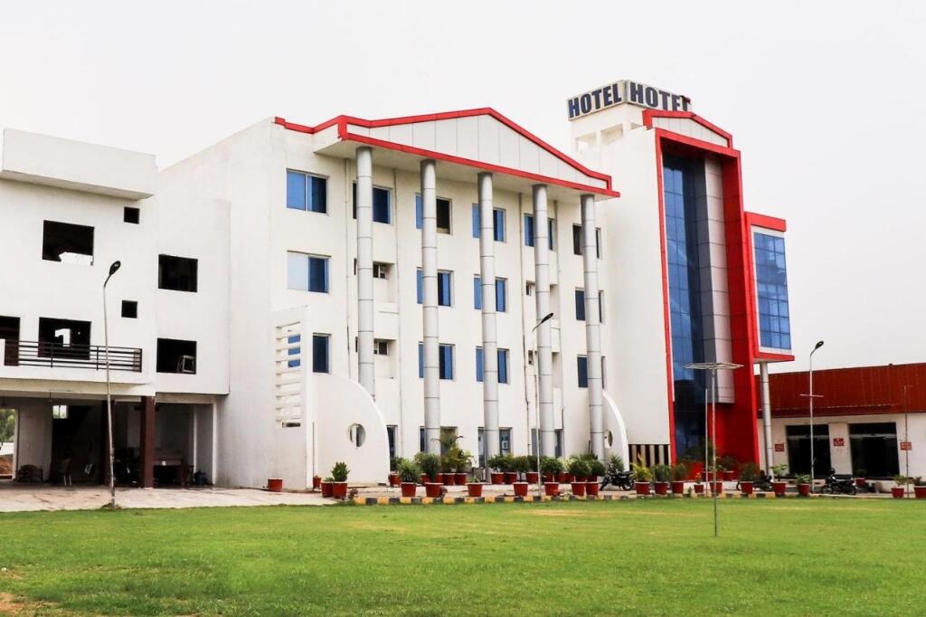 Collection O 45417 Batohi Resort