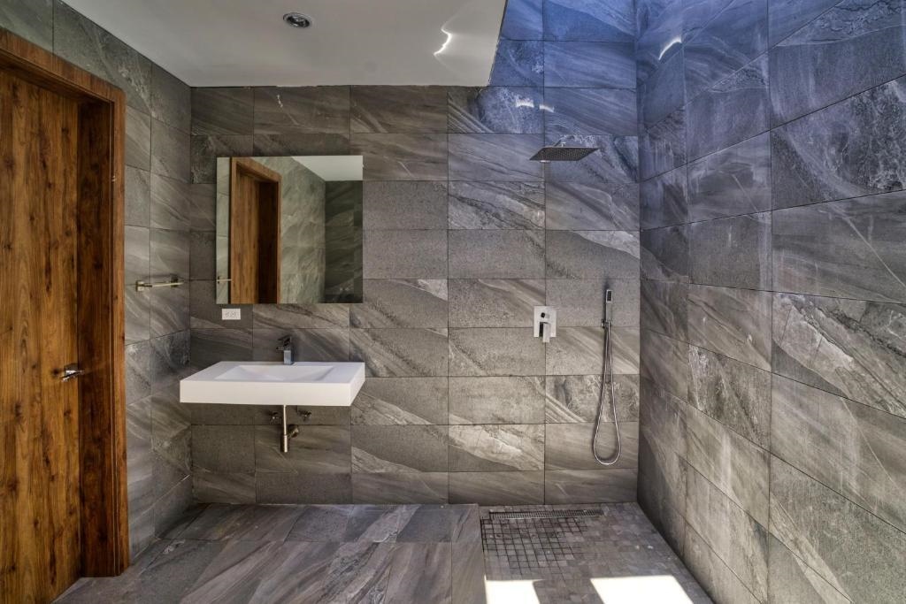 Grand Modern Villa 6-Bedroom! Brand New! Heated Jacuzzi!