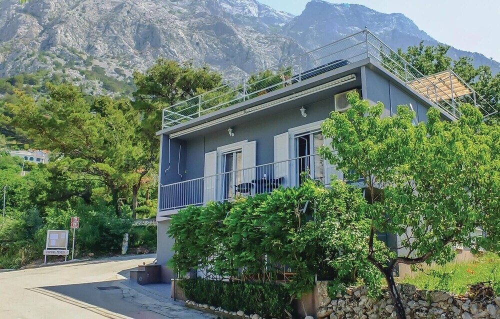 Stunning Home in Bast With 4 Bedrooms, Jacuzzi and Wifi