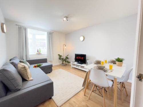 Spacious Contractor Flat For Large Groups - Private Parking By Tailored Apartments