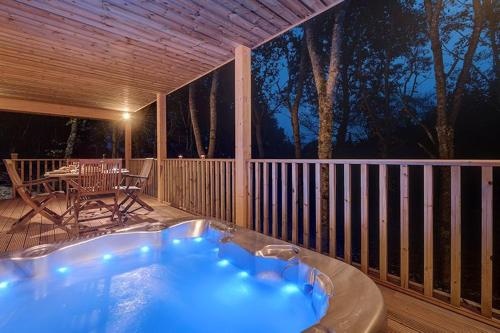 Willow Lodge, Hot Tub, Woodburner