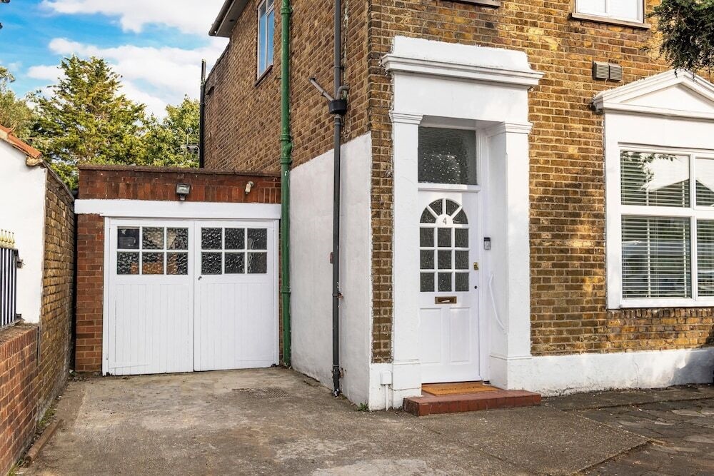 Heathrow Living Stanwell Serviced House