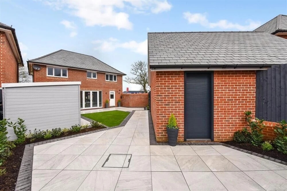 Barfoot Close