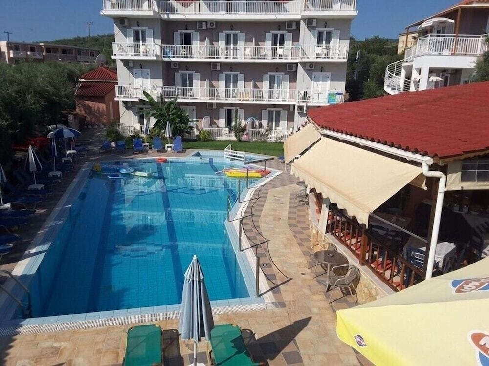 Amoudi Studios Apartments Hotel