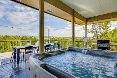 The Outlook - Spa And Deck Views Of Hill Country
