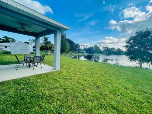 Brand New Lake View House - Self Check-In