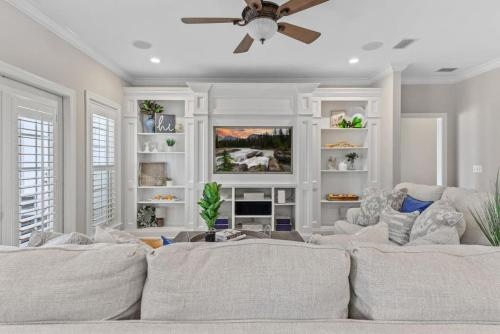 Serene Smart Home, Big Backyard, Family And Friends