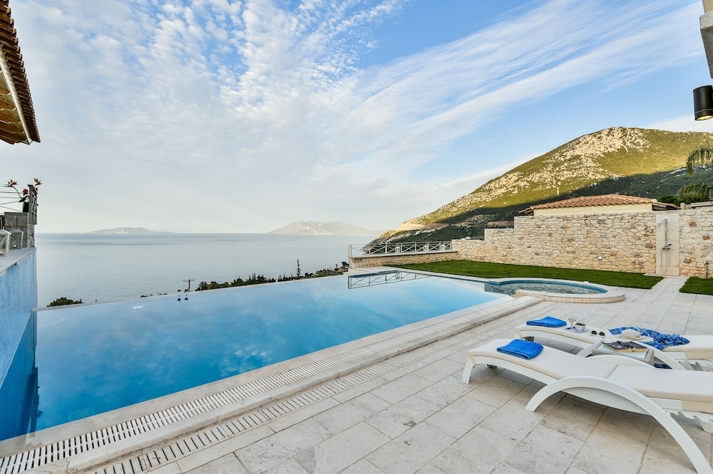 Villa With Striking Views Over The Infinity Pool