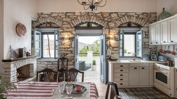 Traditional Inn Pirethron