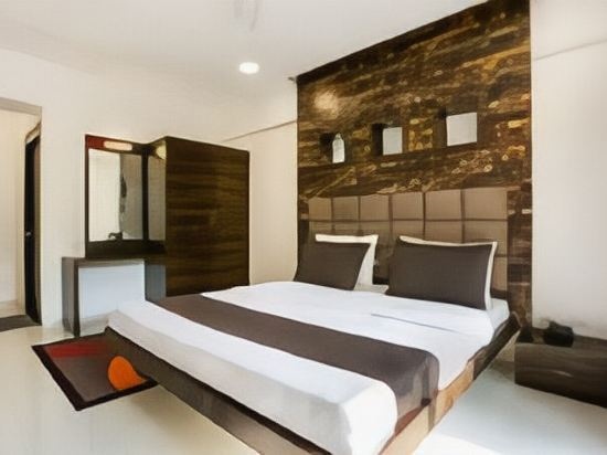 Collection O 76679 Blue Roof Sea Side