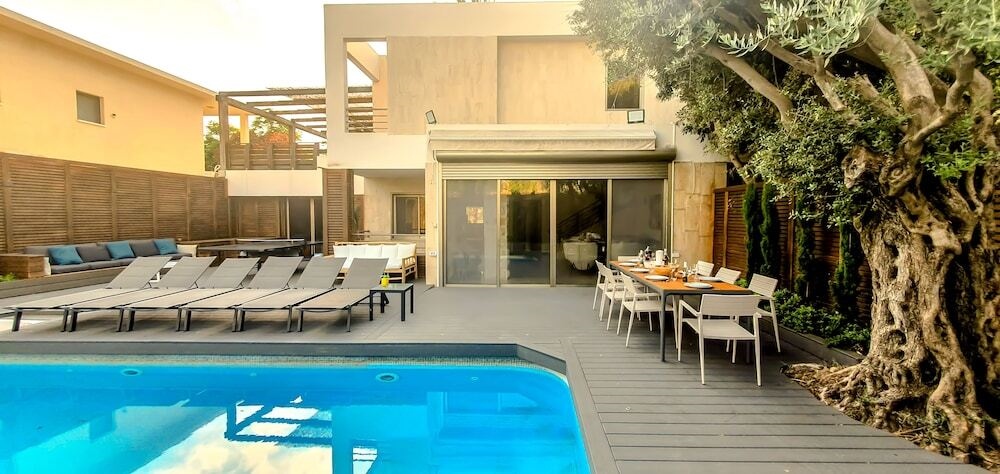 Beautiful Villa Swimming Pool 6 Bdrms H3